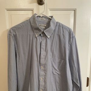 Van Huesen mens long sleeved shirt.